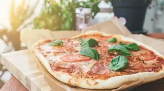 Fit pizza z twarogu, która idealnie wpasuje się w dietę. Sprawdź, jak ją zrobić