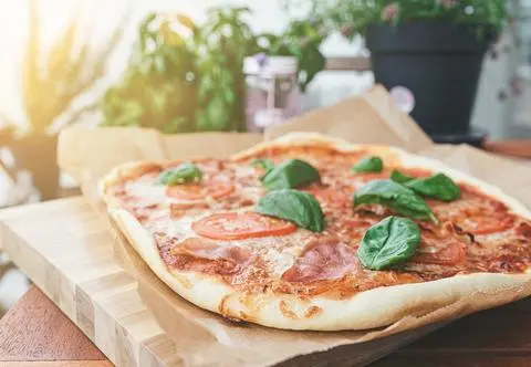 Fit pizza z twarogu, która idealnie wpasuje się w dietę. Sprawdź, jak ją zrobić