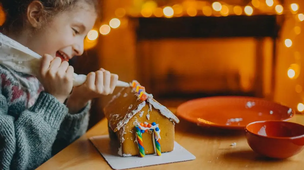 Jak samodzielnie wykonać chatkę z piernika? Zrób z nami tę pyszną dekorację krok po kroku