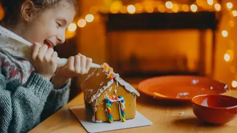 Jak samodzielnie wykonać chatkę z piernika? Zrób z nami tę pyszną dekorację krok po kroku