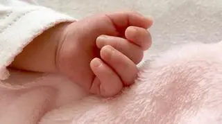 9-miesięczna dziewczynka walczy o życie w szpitalu. "Charakter jej obrażeń może wskazywać na topienie"