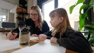 Mama, która rysuje córce lepszą przyszłość 