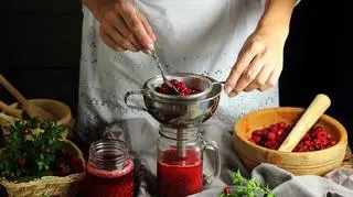 Kobieta, która przygotowuje domowy sok malinowy 