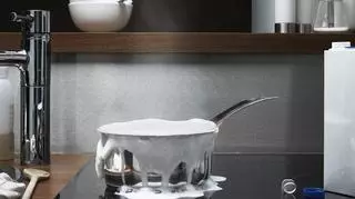 Kipiące mleko w garnku
