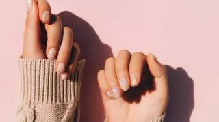 Naked Glitter, czyli subtelny manicure dla fanek brokatu. Jak wykonać modne zdobienie?
