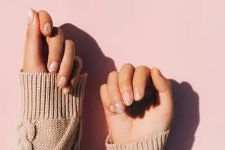 Modny manicure 2023: "Naked Glitter"