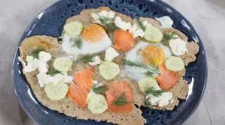 Podpłomyki z jajkiem sadzonym i łososiem wędzonym