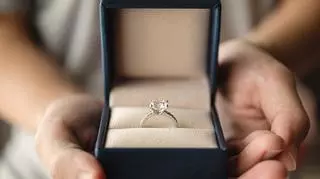 Oddała partnerowi pierścionek zaręczynowy. Miała ku temu niecodzienny powód  