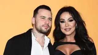 Sylwia Bomba pozuje topless z partnerem. Fanka: "Nie bądźmy świętsi od papieża"