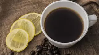 Kawa z cytryną. Dlaczego warto ją pić? Poznaj przepis na espresso romano