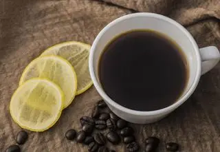 Kawa z cytryną. Dlaczego warto ją pić? Poznaj przepis na espresso romano