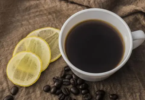 Kawa z cytryną. Dlaczego warto ją pić? Poznaj przepis na espresso romano