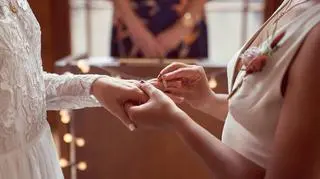 Mama znanego wokalisty wzięła ślub z partnerką. "Jestem szczęśliwy z jej powodu" 