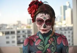 Bodypainting w stylu Muerte. "Wesoło, kolorowo i optymistyczne"