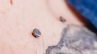 Kolczyk do obojczyka – jak wygląda zabieg?