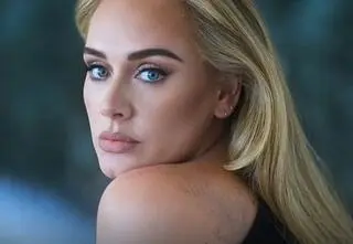 Adele w ostrych słowach zwróciła się do fanów. "Odważ się rzucić czymś we mnie, a cię..."