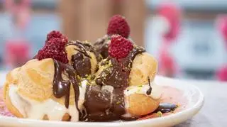 Profiterole z lodami waniliowymi i sosem czekoladowym 