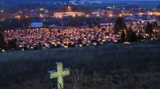 Dlaczego pogrzeb musi być przed niedzielą? Poznaj polskie przesądy i zwyczaje pogrzebowe 
