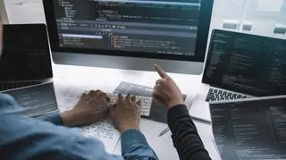 Jak podłączyć monitor do laptopa? Sprawdź, jak to zrobić szybko i sprawnie