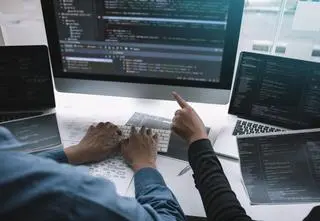 Jak podłączyć monitor do laptopa? Sprawdź, jak to zrobić szybko i sprawnie