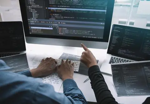 Jak podłączyć monitor do laptopa? Sprawdź, jak to zrobić szybko i sprawnie