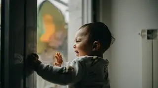 Usłyszała zarzut znęcania się nad półtorarocznym synkiem. Sprawę zgłosiła ciocia chłopca, która zauważyła u niego siniaki i otarcia