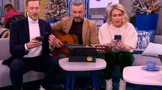 Prowadzący kolędowo odśpiewali komentarze widzów
