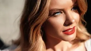 Monochromatyczny makijaż będzie hitem tej jesieni. Pokochali go wizażyści gwiazd 