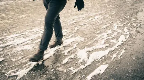 Oblodzone jezdnie i chodniki prawie w całej Polsce. W te dni lepiej nie wychodzić z domu 