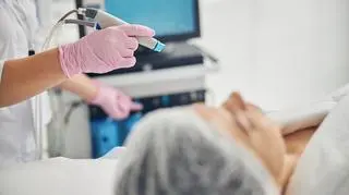 Hydradermabrazja – na czym polega ten zabieg? Poznaj sposób na odmłodzenie skóry