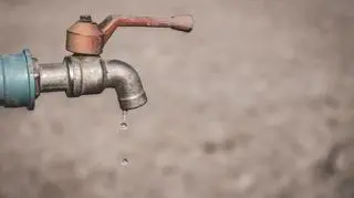 Susza hydrologiczna w Polsce. Zakaz używania wody z kranu do niektórych celów 
