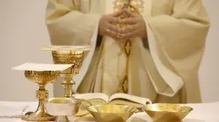 Dziecko pary bez ślubu nie może przyjąć komunii świętej? "Po prostu ich wygonił"