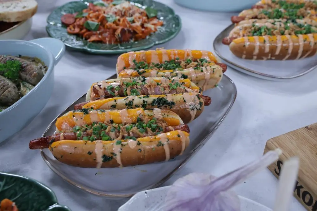 Hot dogi w wędzonym boczku