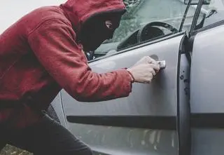 Złodziej próbował ukraść auto. 7-latka uratowała młodszą siostrę