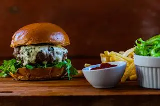 Cheeseburger z serem pleśniowym