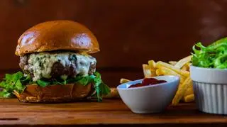 Cheeseburgery z serem pleśniowym według przepisu Piotra Kucharskiego