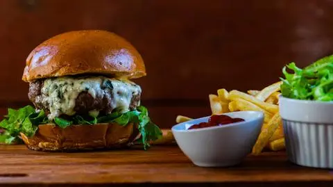 Cheeseburger z serem pleśniowym