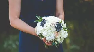 Jakie dodatki do granatowej sukienki na wesele wybrać? Jakie buty, biżuteria czy żakiet będą najlepsze?
