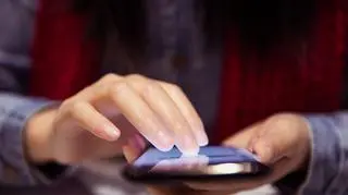 Oszustwo na SMS-a do "mamy" lub "taty". Oszuści są w stanie prowadzić rozmowę w czasie rzeczywistym