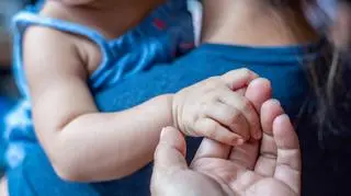Dziewczynka, której mama napisała dane osobowe na plecach odnaleziona. Gdzie dotarła mała Wira? 