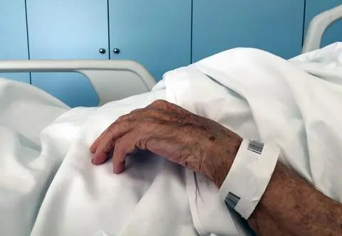 Zaczyna się kilka godzin po śmierci. Potem obejmuje całe ciało