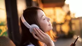 Kobieta słuchająca muzyki przez słuchawki
