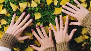 Chrome nails i barwy ziemi. Jaki manicure będzie najmodniejszy jesienią 2023?