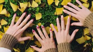 Chrome nails i barwy ziemi. Jaki manicure będzie najmodniejszy jesienią 2023?