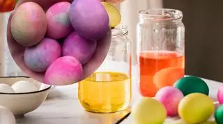 Pastelowe jajka, które wyglądają jak malowane akwarelą? Sprawdź, jak łatwo zrobisz je samodzielnie