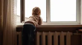 Czterolatek wspiął się na dach. Interweniowała nietrzeźwa matka