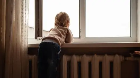 Świdnik. Czterolatek wdrapał się na dach. Matka była nietrzeźwa