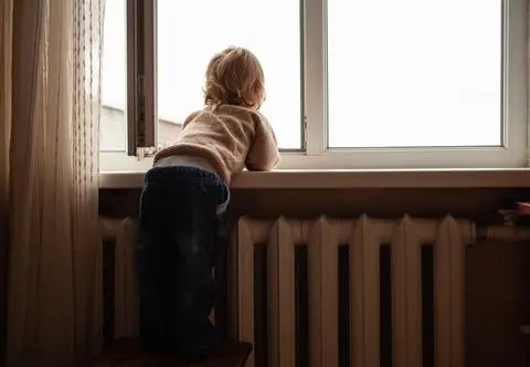 Czterolatek wspiął się na dach. Interweniowała nietrzeźwa matka