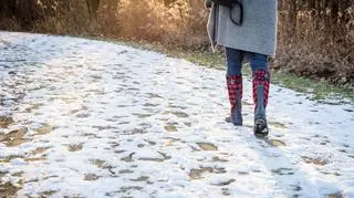 Kobieta spacerująca po śniegu.