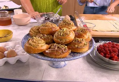 Masz ochotę na słodkie bułeczki? Wypróbuj drożdżowe supełki z makiem sióstr Pszczółek